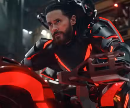 Jared Leto en un ciclo de luz en Tron: Ares