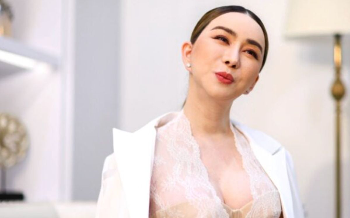 Tailandia congela los activos de la copropietaria de Miss Universo que sigue prófuga