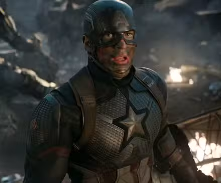 El Capitán América de Chris Evans sucio en medio de un campo de batalla en Vengadores: Endgame