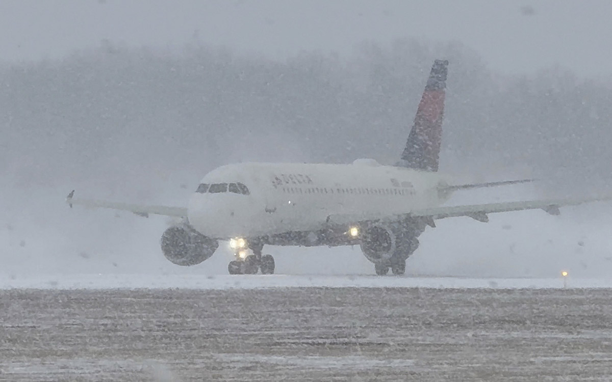 Tormentas invernales provocan miles de cancelaciones de vuelos en EE.UU.