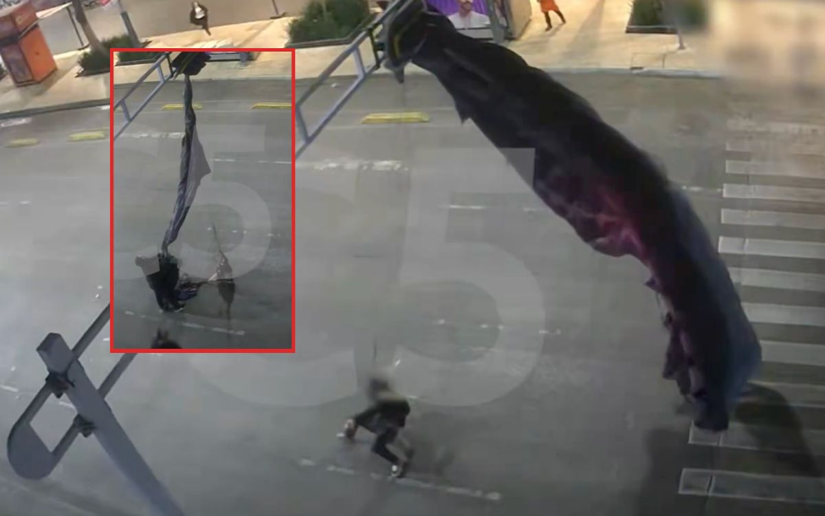 Video | Aterrizaje fallido: Paracaidista queda atorado en semáforo de la CDMX