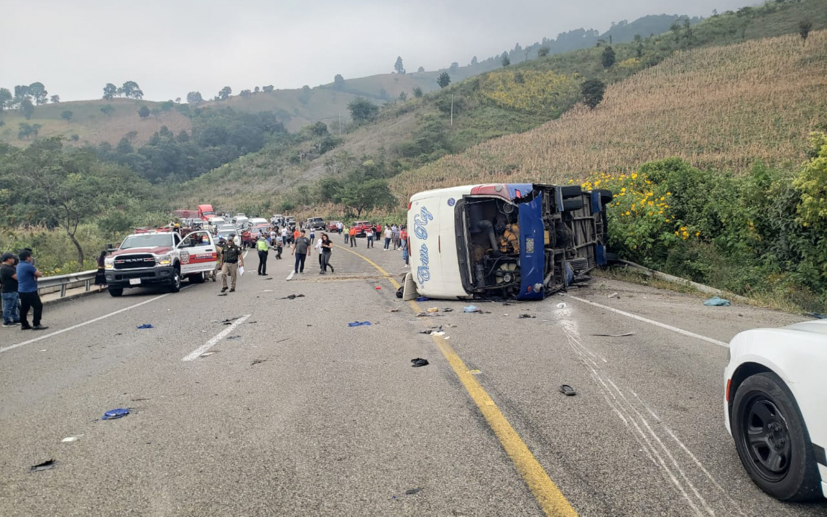 Volcadura de autobús en Chiapas deja dos muertos y más de 20 heridos