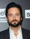 Foto de cabeza de Justin Chatwin en la celebración de los 100 episodios de Shameless