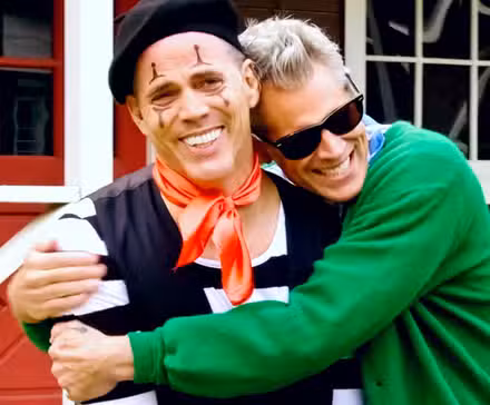 Johnny Knoxville abraza a Steve-O cuando está vestido de mimo en Jackass Forever