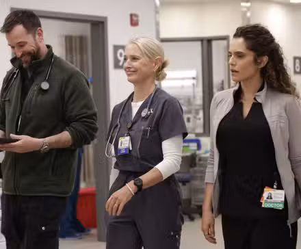 Dr. Robby, Dana y Dr. Al-Hashimi en la temporada 2 de The Pitt