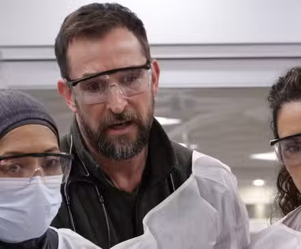 El Dr. Robby y su equipo en la temporada 2 de The Pitt parecen comenzar cuando observan a un paciente.