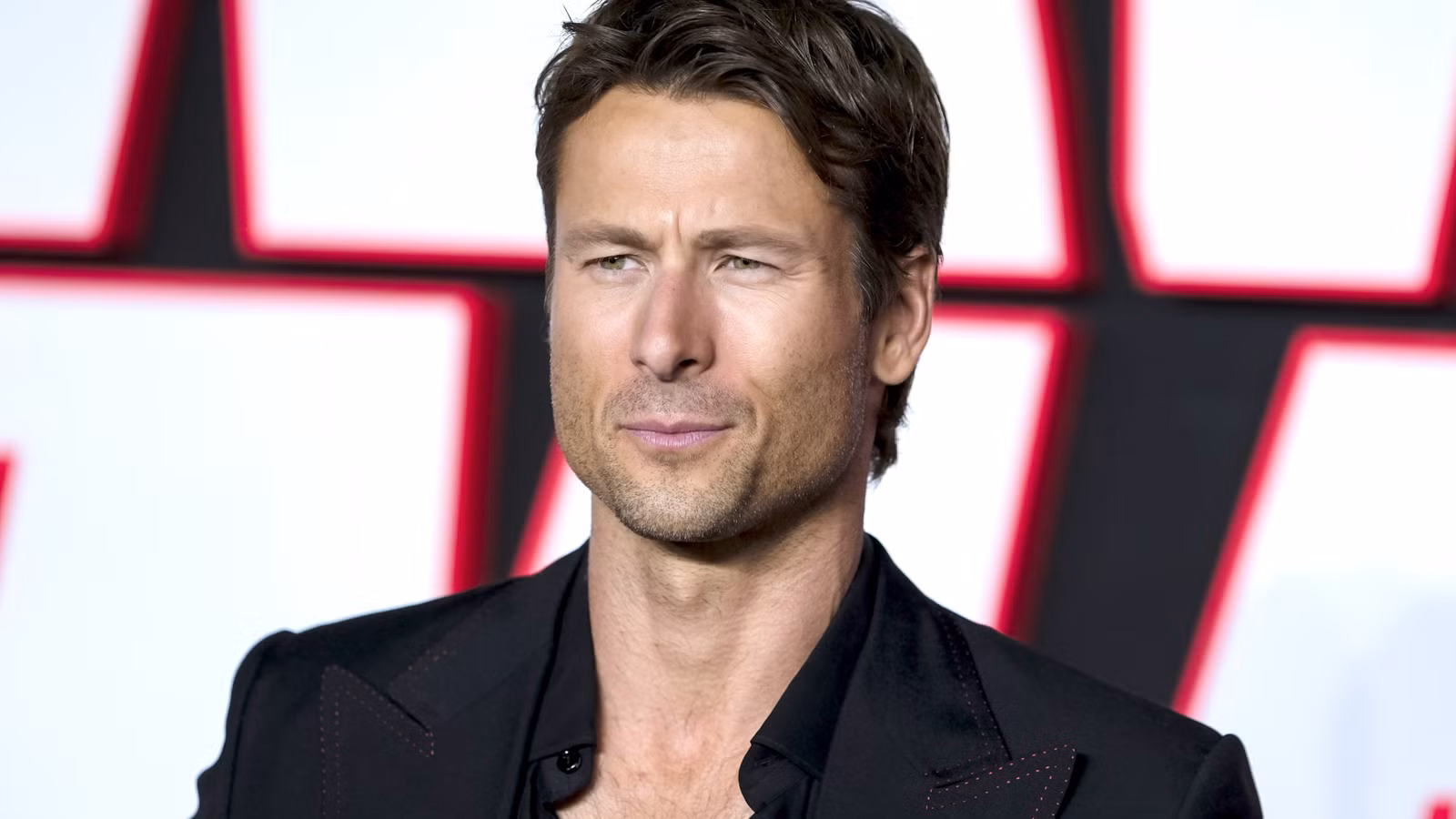 El oscuro thriller A24 de Glen Powell, Cómo hacer un asesinato, obtiene fuertes primeras reacciones