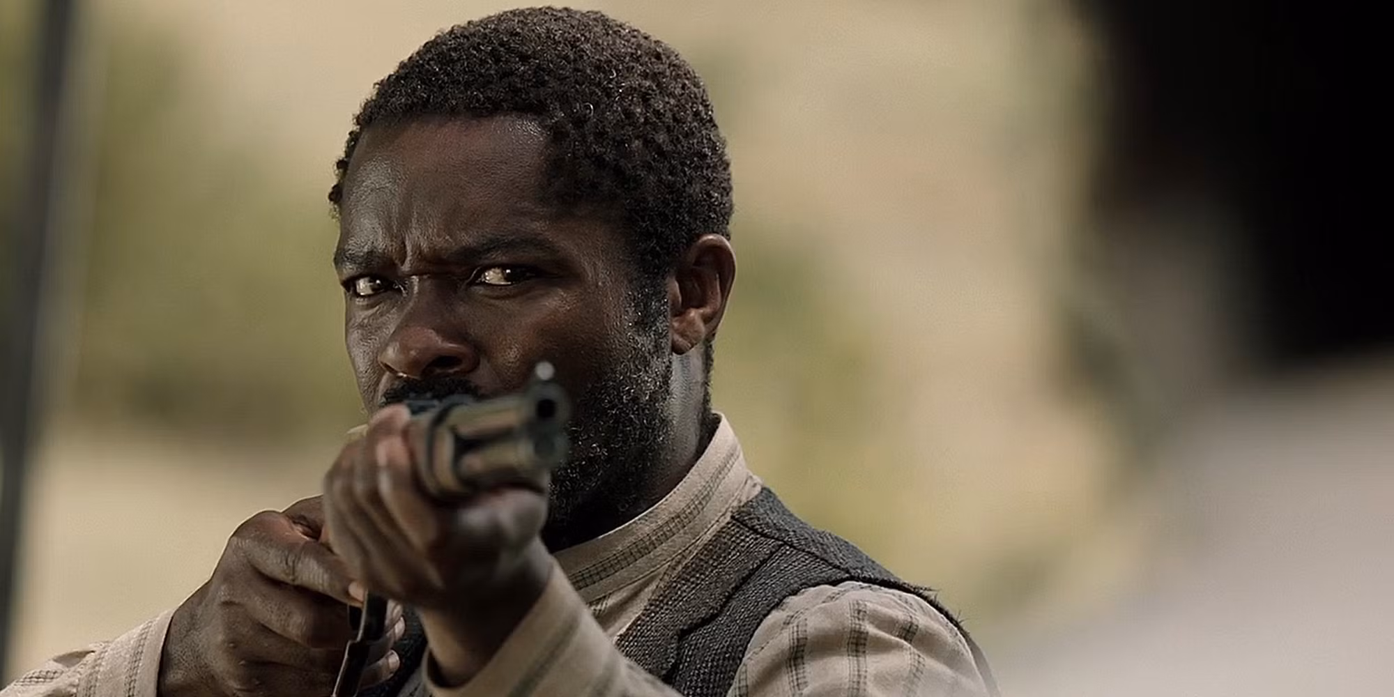 Bass Reeves (David Oyelowo) apuntando con un arma en el episodio 7 de Lawmen Bass Reeves