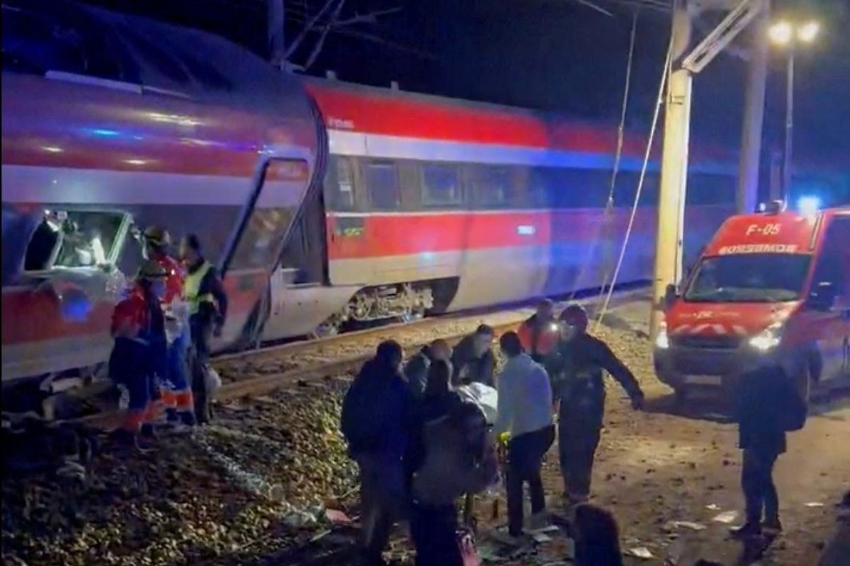 Al menos cinco muertos tras descarrilar dos trenes de alta velocidad en el sur de España