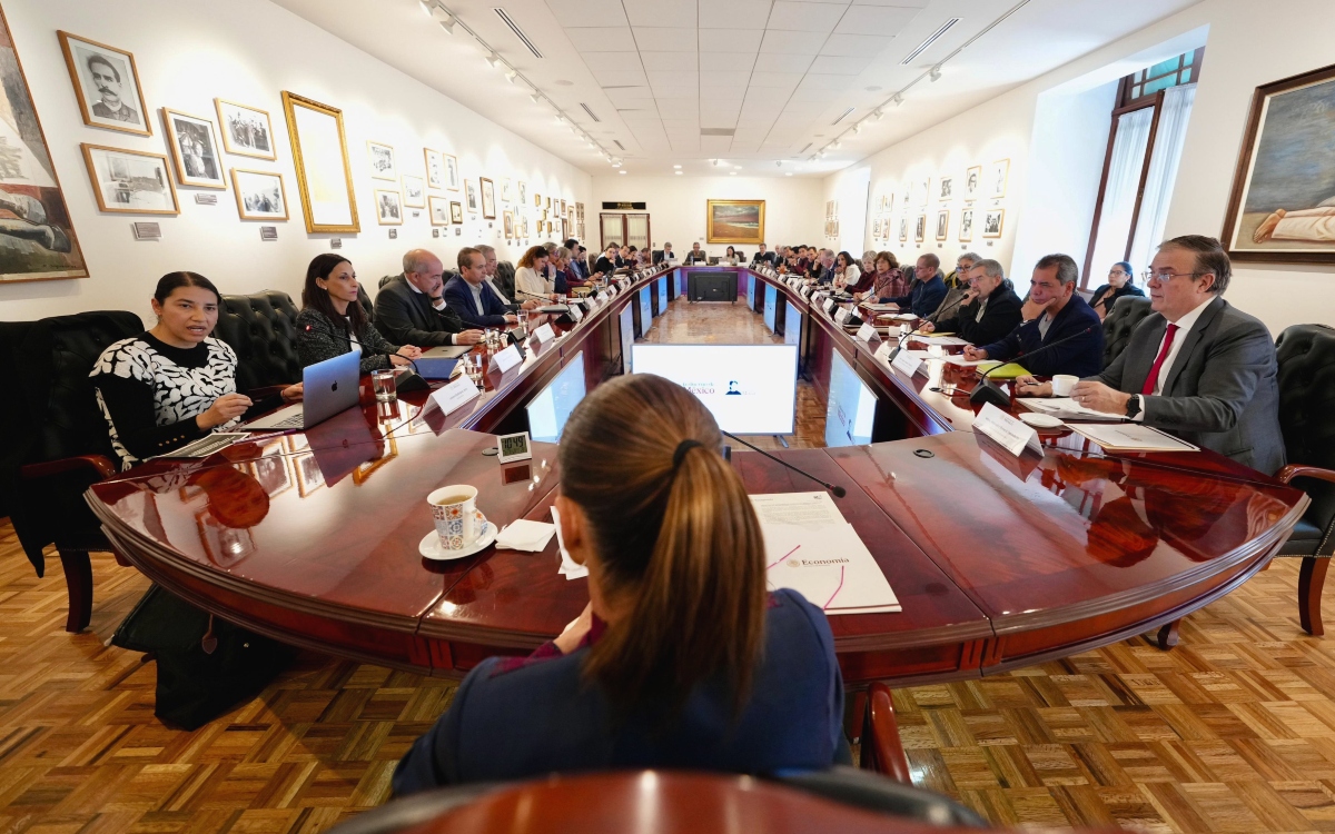 Claudia Sheinbaum mantiene reunión con economistas para hablar de 'crecimiento y la fortaleza' de la economía