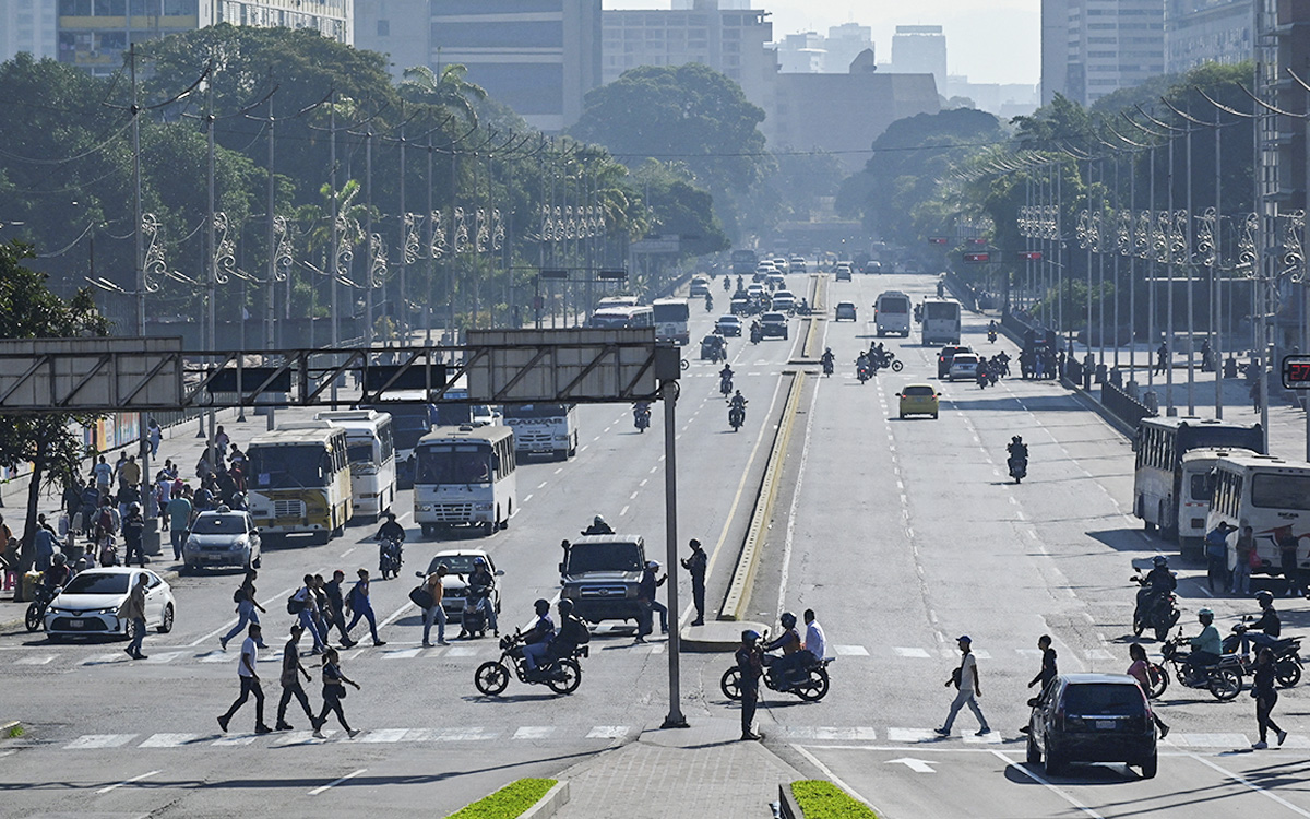 EE.UU. alerta sobre milicias armadas que buscan estadounidenses en Venezuela; cancillería niega riesgo