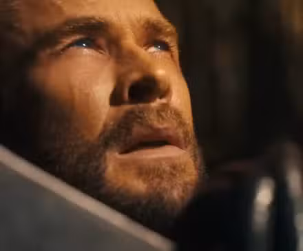 Thor orando con Stormbreaker en el tráiler de Avengers Doomsday