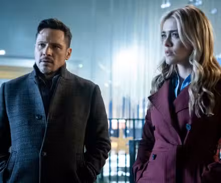 Nick Wechsler como Oliver Odell y Melissa Roxburgh como Rebecca 'Bex' Henderson en The Hunting Party temporada 1, episodio 10