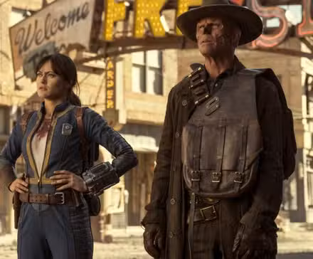 Lucy y el Ghoul mirando fuera de la pantalla en Freeside en la temporada 2 de Fallout