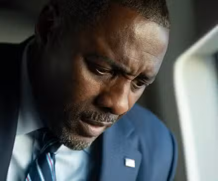 Idris Elba como el presidente luciendo angustiado en Una casa de dinamita