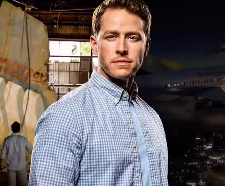 Ben parado frente a una aleta trasera en un almacén y el vuelo 828 en el aire en Manifest.