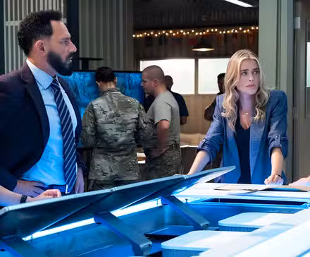 Morales, Hassani, Bex y Shane alrededor de una consola de computadora en The Hunting Party