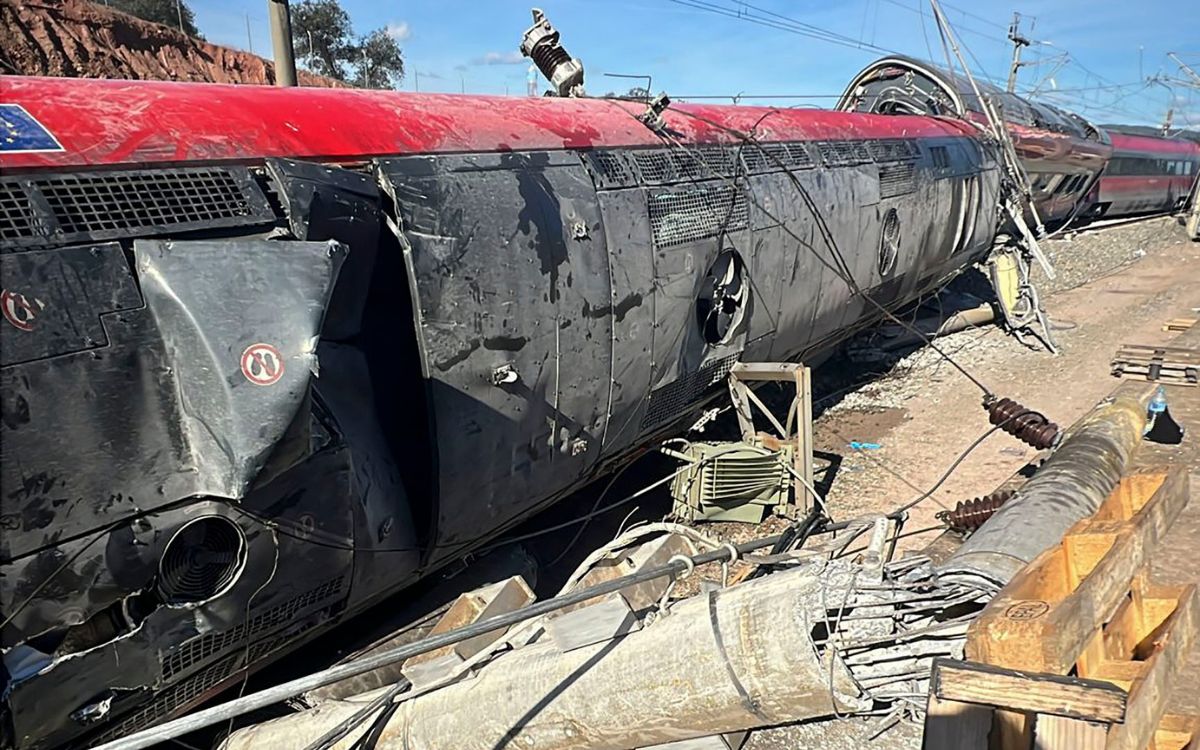 Investigación por descarrilamiento de tren en España apunta a la rotura de la vía