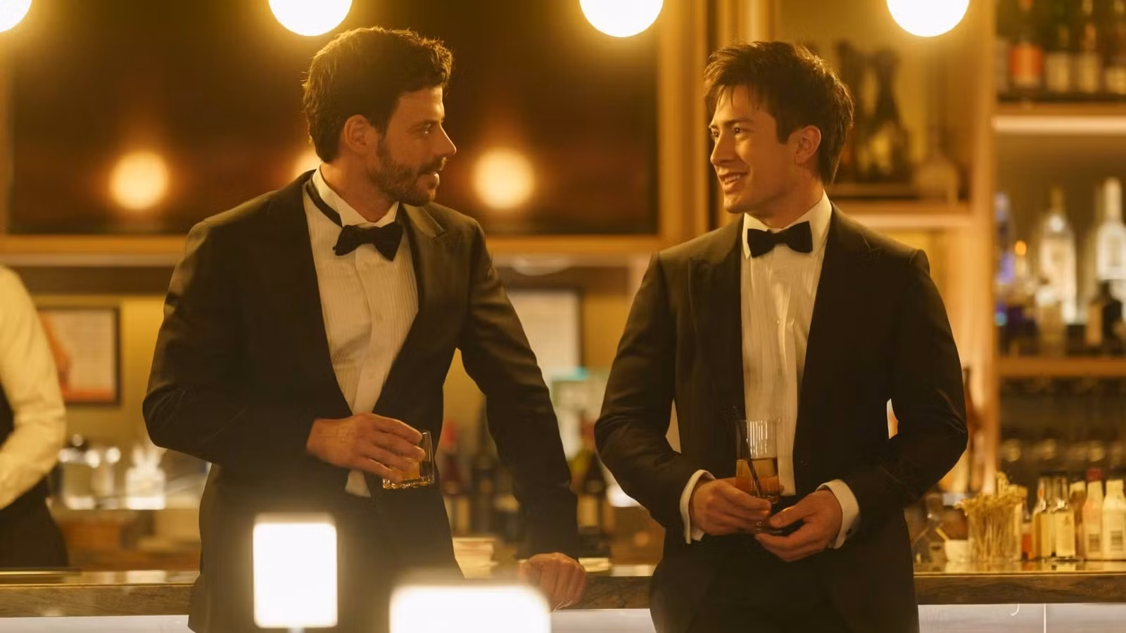 La acalorada estrella de la rivalidad y el autor intervienen sobre quién interpretarían Andy Cohen y Anderson Cooper