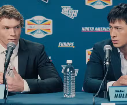 Shane Hollander (Hudson Williams) e Ilya Rozanov (Connor Storrie) en una conferencia de prensa en Heating Rivalry. 