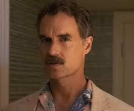 Murray Bartlett como Armond en la temporada 1 de The White Lotus