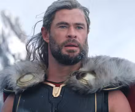 Thor de Chris Hemsworth mirando a lo lejos en la nieve en Thor: Love and Thunder