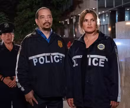 Olivia Benson y Odafin 'Fin' Tutuola mirando algo fuera de la pantalla en Law & Oder SVU