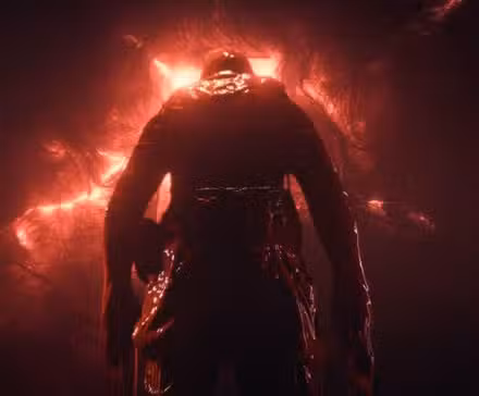 Hombre desde atrás en Iron Lung