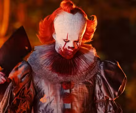 Bill Skarsgard como Pennywise en It: Bienvenido a Derry