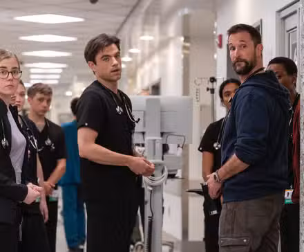 Un grupo de médicos en una sala de emergencias en la temporada 1 de The Pitt.