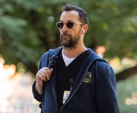 Noah Wyle como Michael 