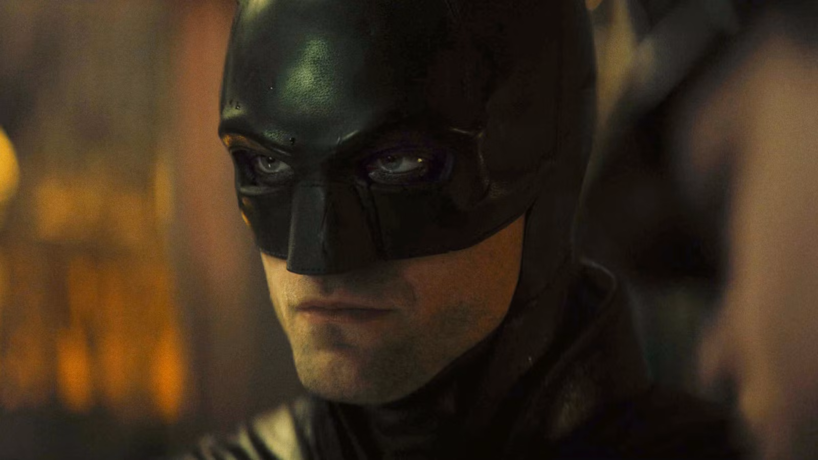 Batman de Robert Pattinson prestando atención a algo en The Batman