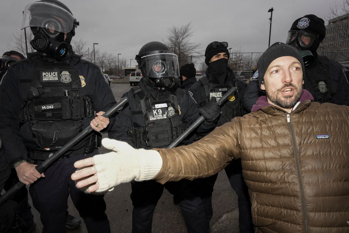 Trump afirma que los manifestantes en Minnesota son "alborotadores" que están "bien pagados"