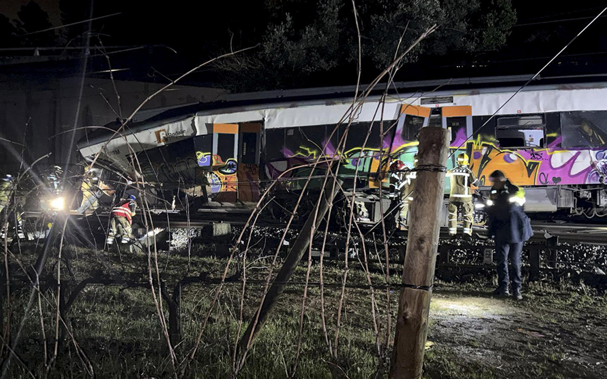 Un muerto y 37 heridos tras chocar un tren contra un muro que cayó a la vía cerca de Barcelona