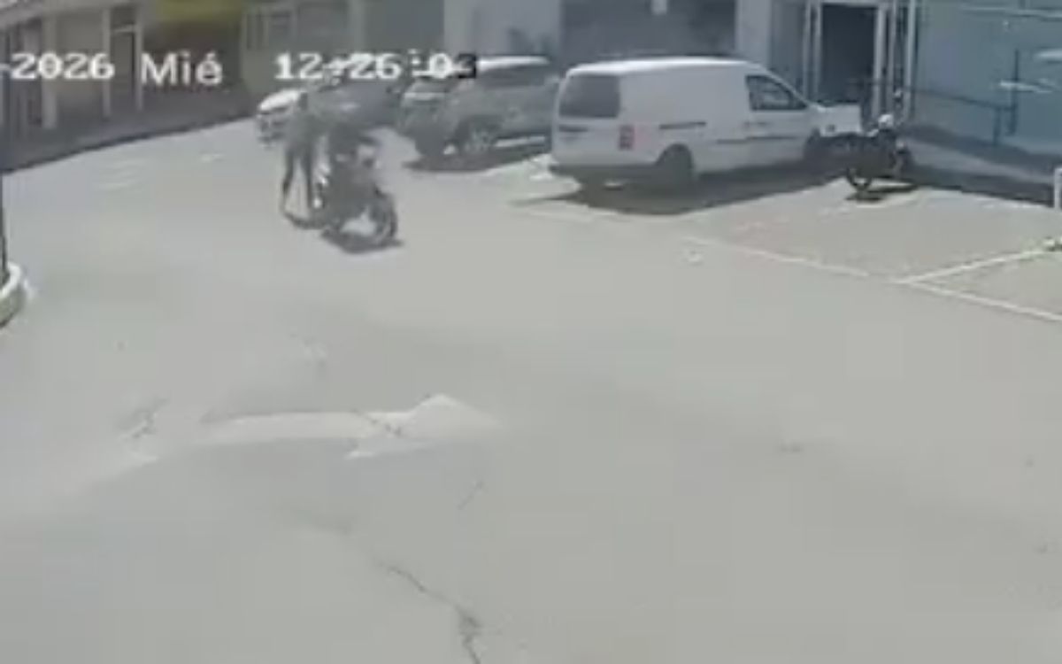 Video | Captan robo de un millón de pesos afuera de banco en Toluca