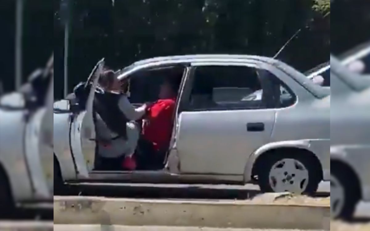 Video | Mujer se aferra a su auto en movimiento para evitar robo en Puebla