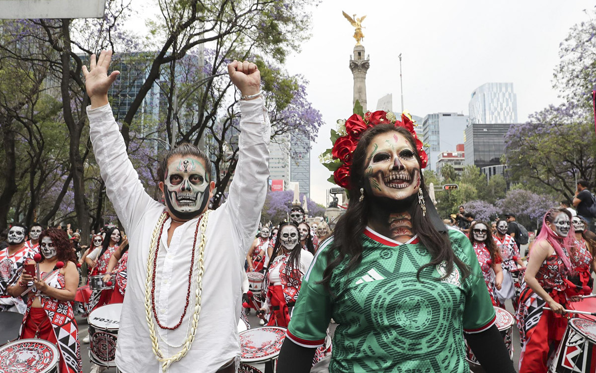 'Catrinas Mundialistas' desfilan en CDMX rumbo al Mundial 2026
