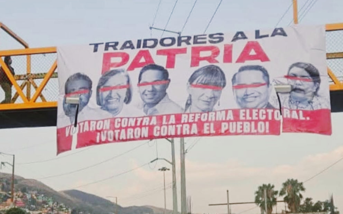 'Traidores a la patria', exhiben en lonas a diputados de Oaxaca que votaron contra reforma electoral