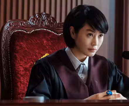 Kim Hye-soo vistiendo túnica judicial como el juez Shim Eun-seok en el K-drama Juvenile Justice.