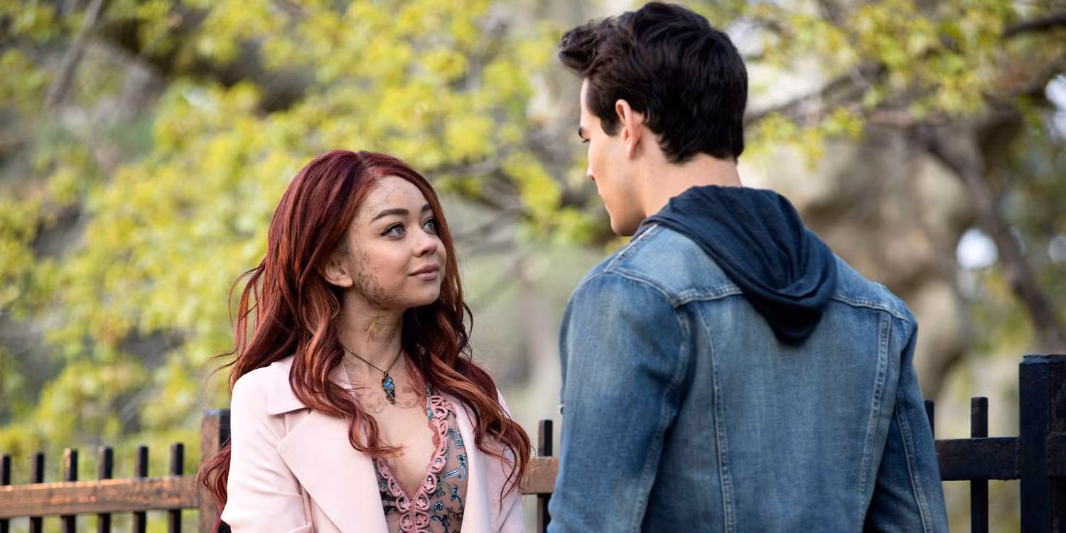 Sarah Hyland como la reina Seelie y Alberto Rosende como Simon Lewis en Cazadores de sombras