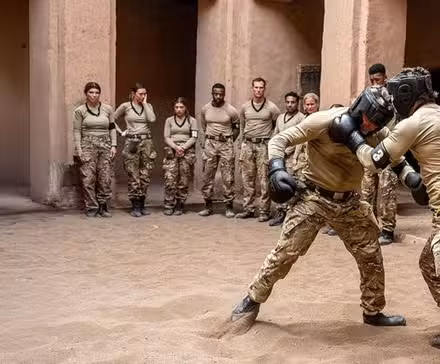 Dos hombres peleando en programa de Fuerzas Especiales