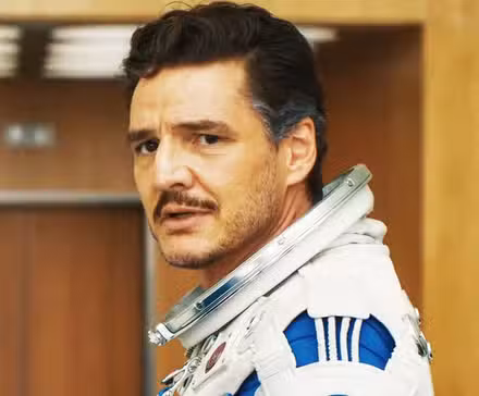 Pedro Pascal como Mr Fantastic en Los primeros pasos de Los Cuatro Fantásticos mirando fuera de la pantalla