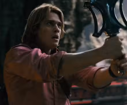 He-Man sostiene su espada en la película Masters of the uNiverse