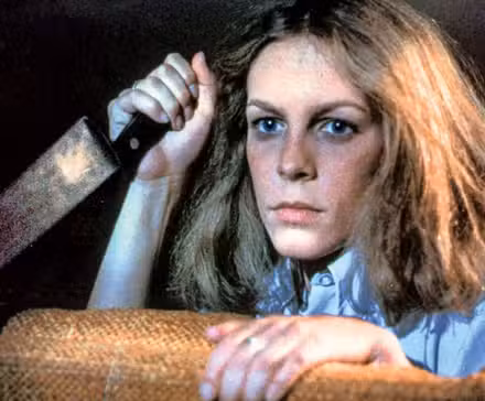 Laurie Strode sosteniendo un cuchillo en Halloween (1978)
