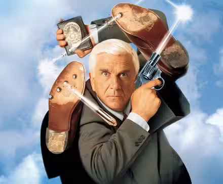 Leslie Nielsen esquiva balas en el cartel de la película Naked Gun 33 1/3