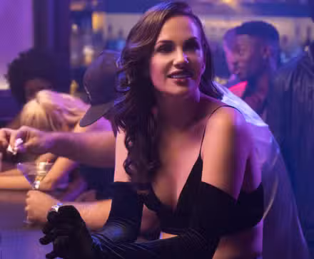 Kate Siegel como Theodora Crain en La maldición de Hill House