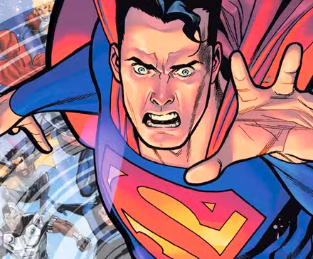 Superman y la Liga de la Justicia al fondo.