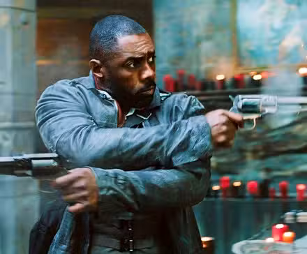 La película La Torre Oscura Roland disparando sus armas