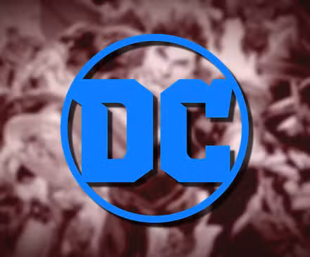El logotipo de DC Comics sobre una imagen de banner que muestra a Superman, Wonder Woman y Batman saltando hacia el espectador.