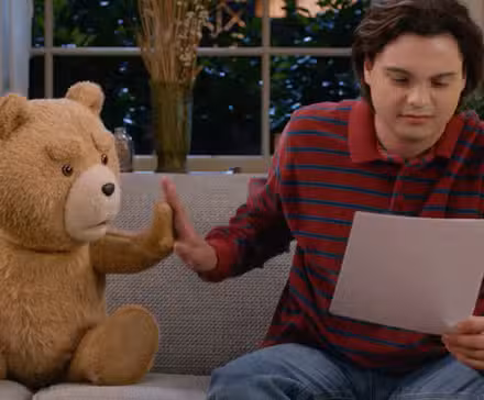 Ted y John mirando un trozo de papel en la temporada 2 de Ted